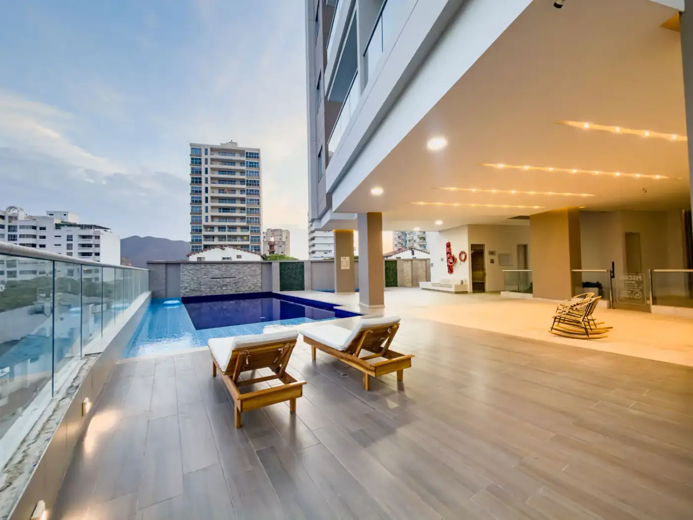 Piscina con solárium y tumbonas en Baltimore Apartamentos