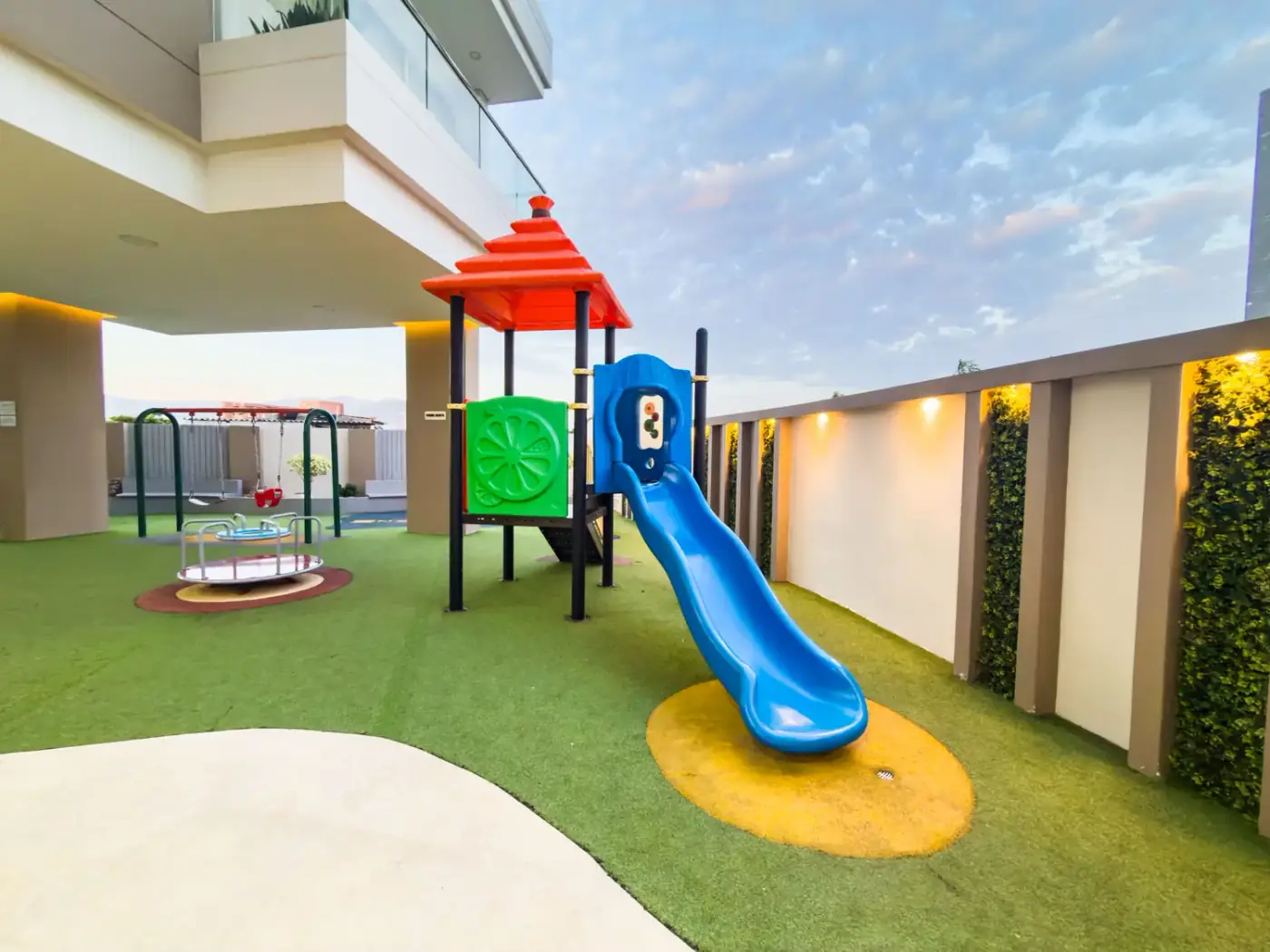 Parque infantil en las zonas comunes de Baltimore Apartamentos