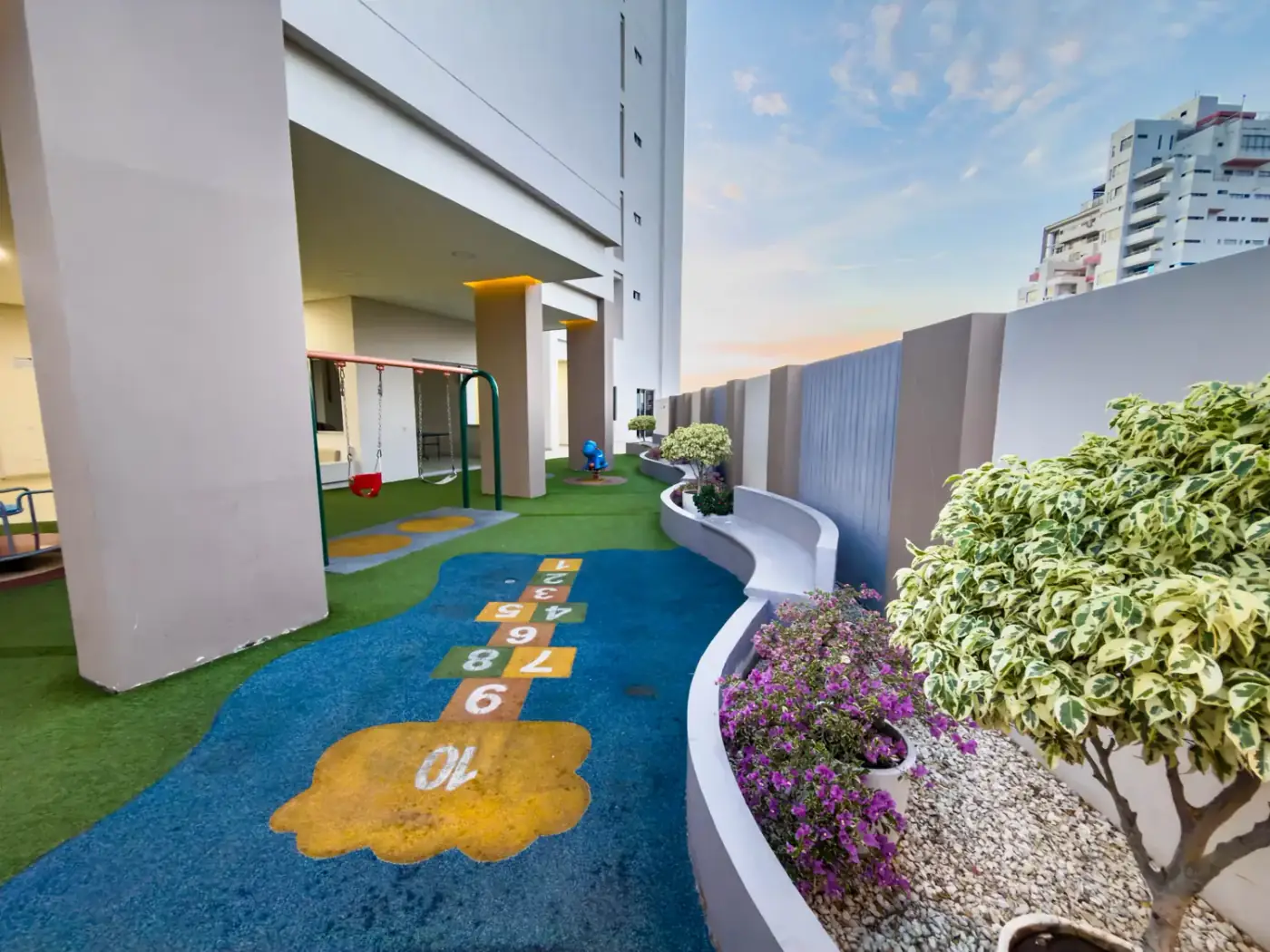 Piscina cubierta y terraza social de Baltimore Apartamentos