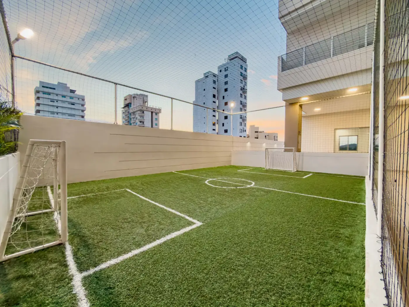 Cancha de fútbol con grama sintética en Baltimore Apartamentos