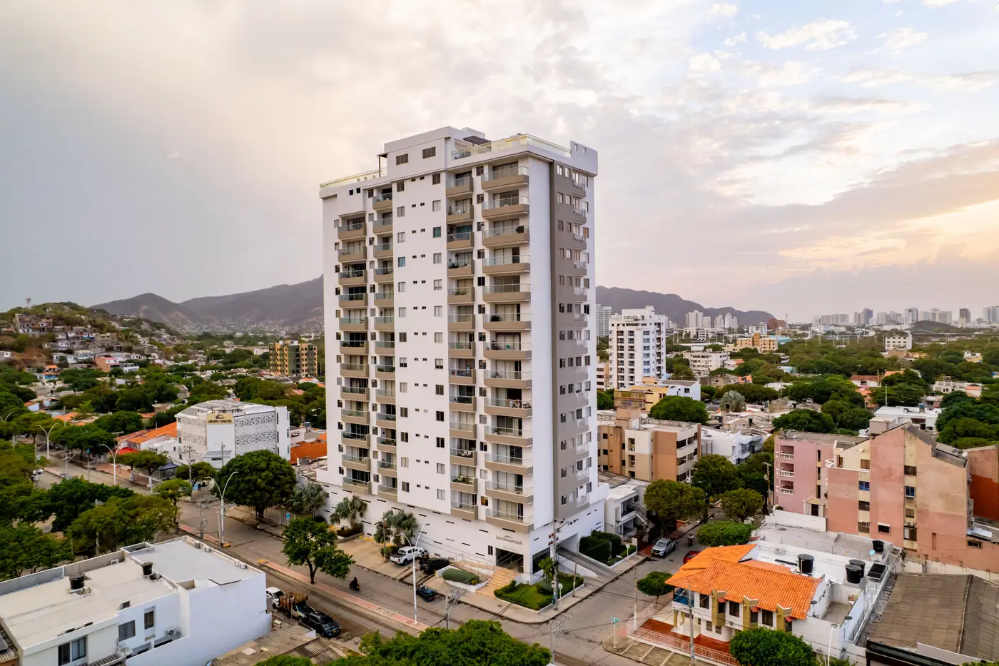 Torre de Jardín de Santana con la Sierra Nevada de Santa Marta al fondo