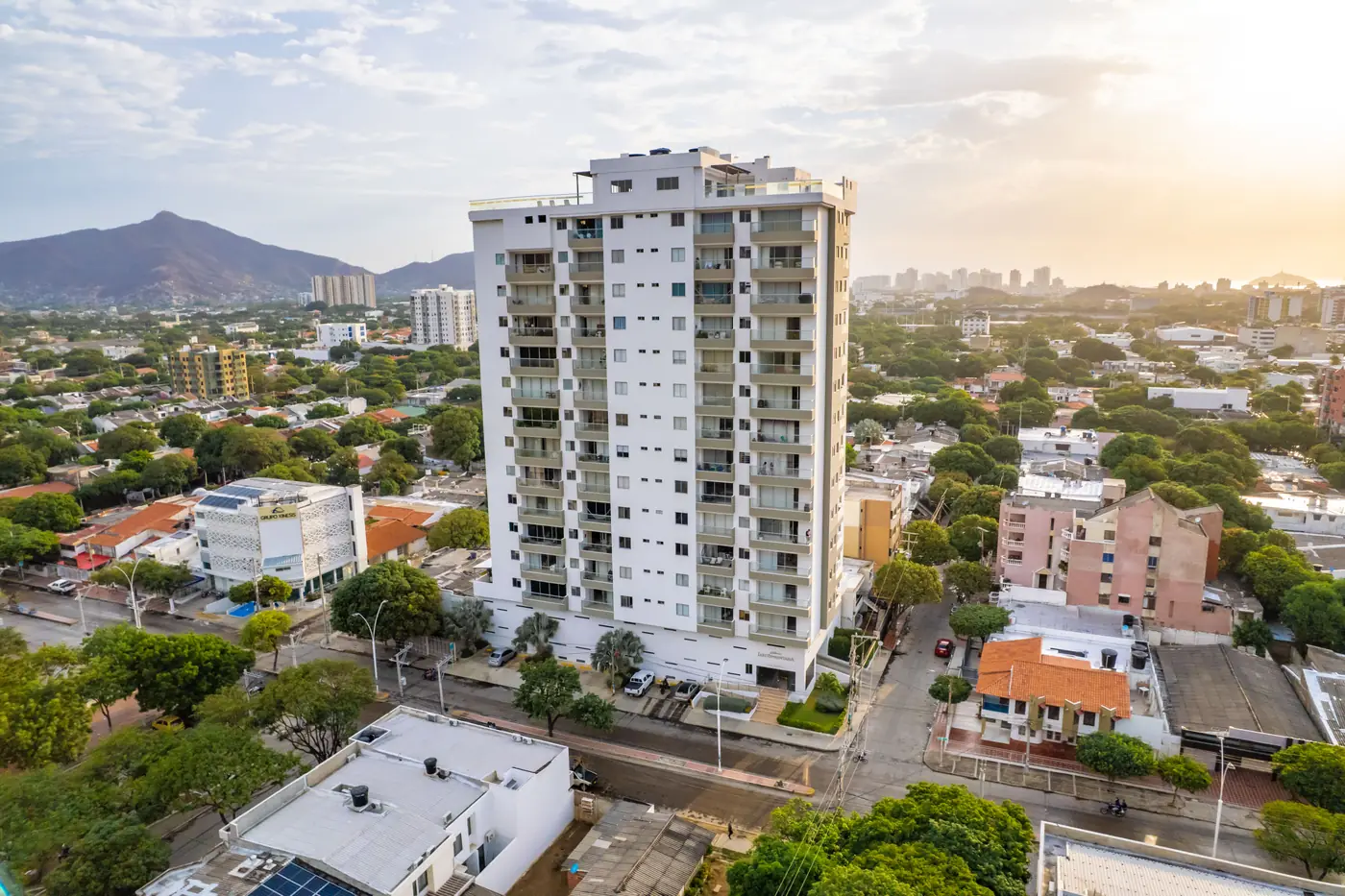Edificio Jardín de Santana al atardecer, la torre más alta del sector